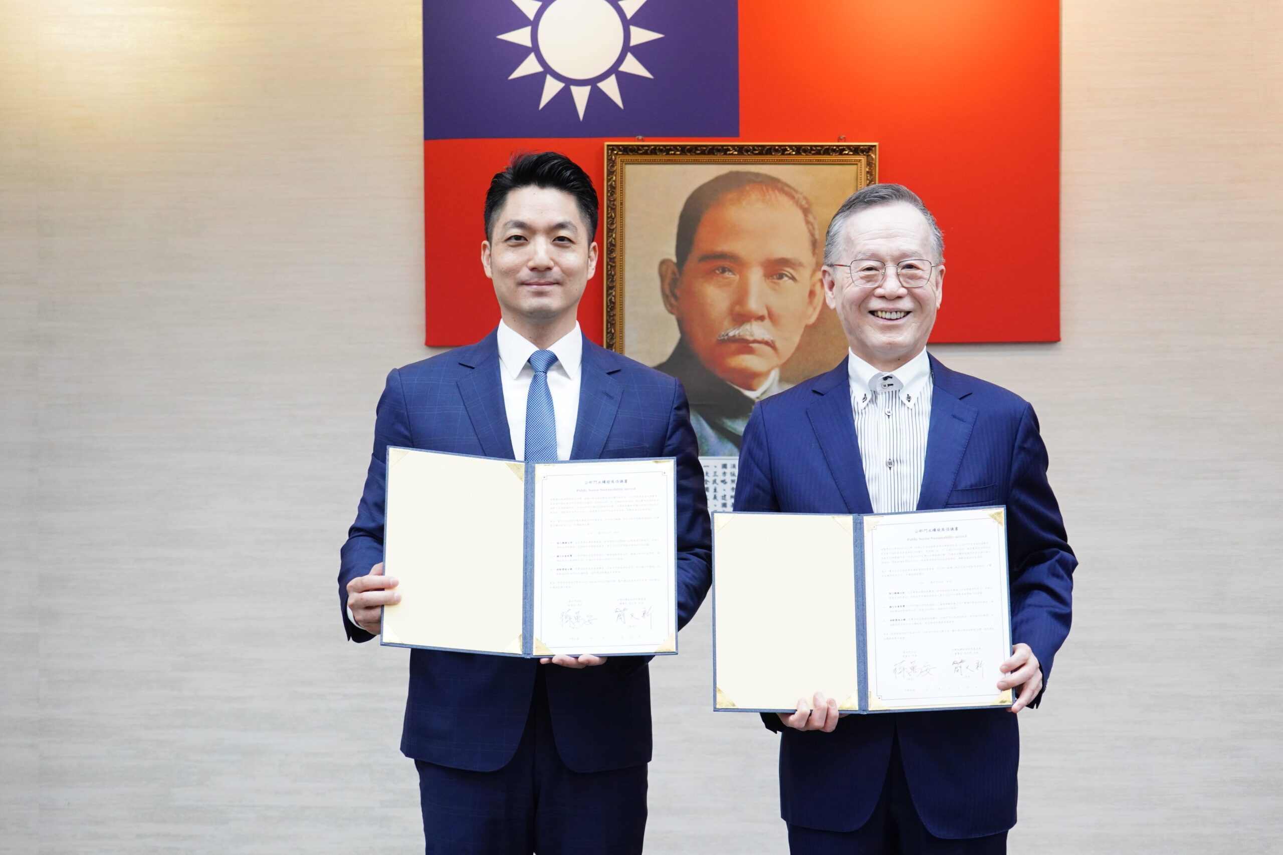 臺北市市長蔣萬安與台灣永續能源研究基金會董事長簡又新於今(22)日簽署「公部門永續發展倡議」